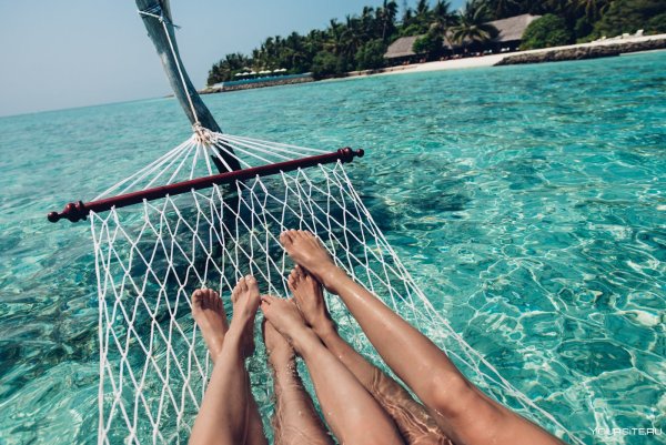 Девушка в гамаке