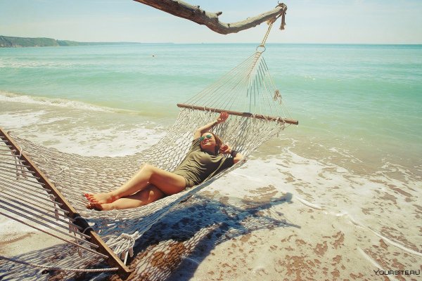 Девушка отдыхает в гамаке