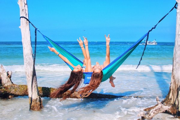 Женщина в гамаке на пляже
