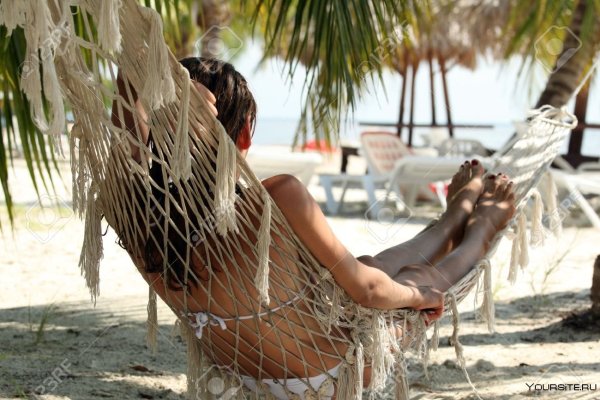 Девушка отдыхает на море