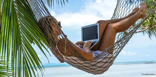 Девушка в гамаке на пляже