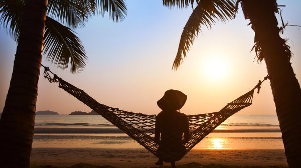 Девушка в гамаке