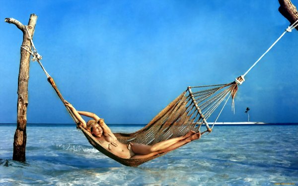 Девушка в гамаке на берегу