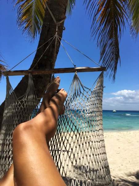 Девушка в гамаке у моря