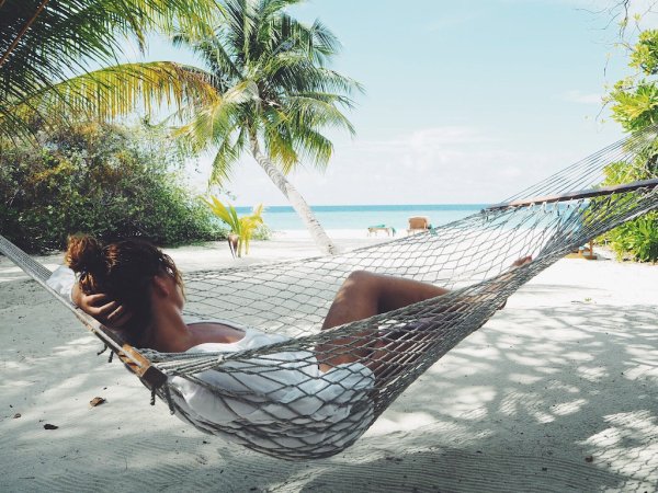 Блондинка в гамаке