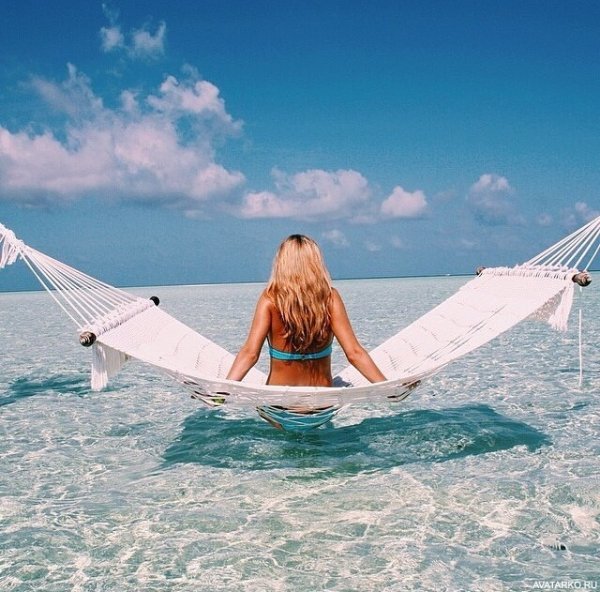 Девушка в гамаке на закате
