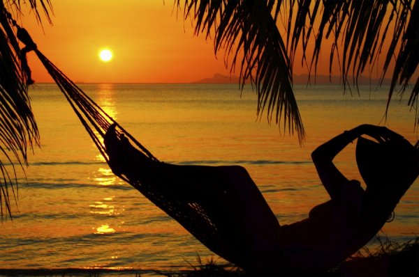 Красивая девушка в гамаке