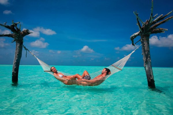 Отдыхает в гамаке