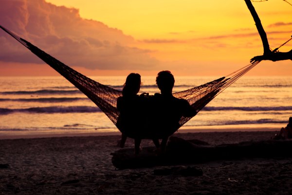 Девушка с книгой на пляже