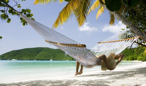 Парень с девушкой в гамаке