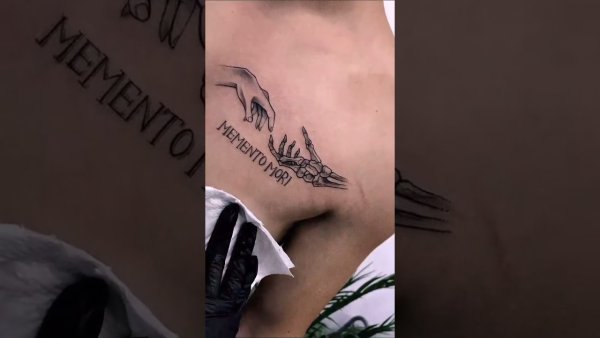 Моменто море тату на ключице с руками