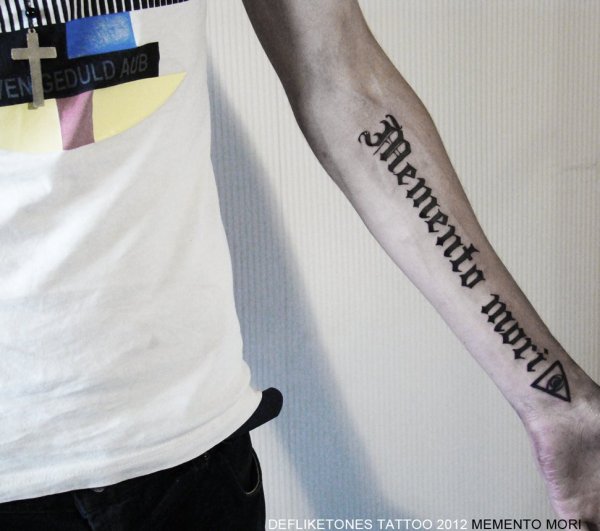 Тату надпись моменто море