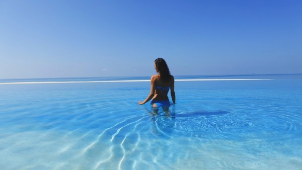 Девушка в брызгах воды