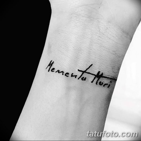 МЕМЕНТО Мори тату на руке надпись