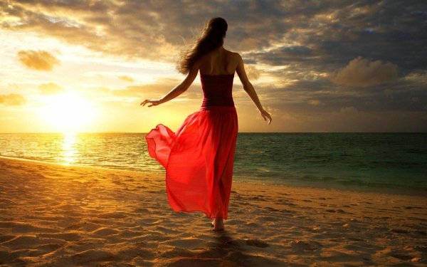 Девушка на берегу моря