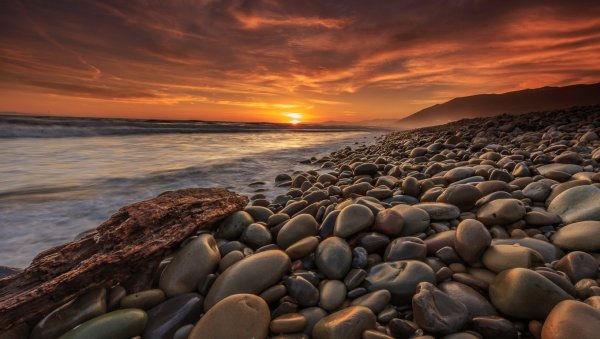 Море камни закат