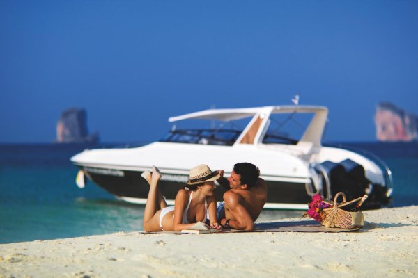 Влюбленная пара на море