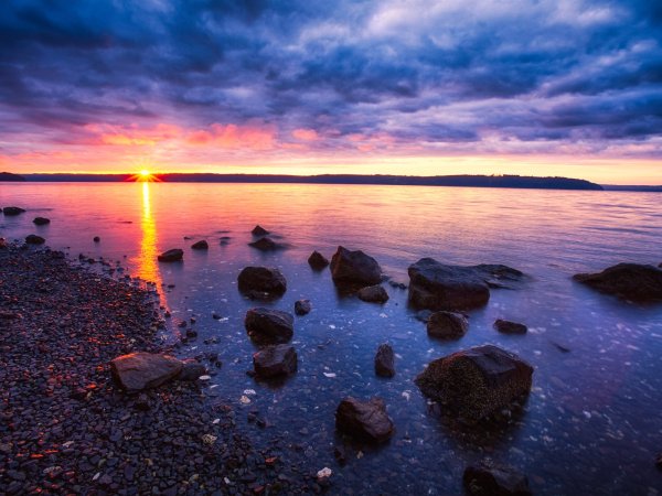 Море камни закат