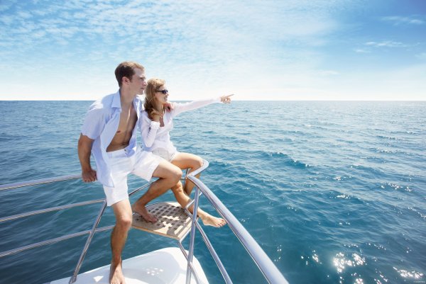 Счастливая пара на пляже