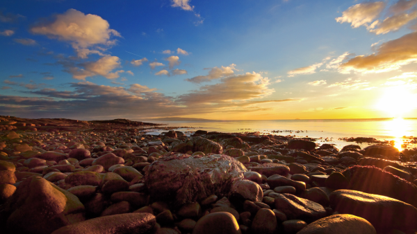 Каменистый пляж закат