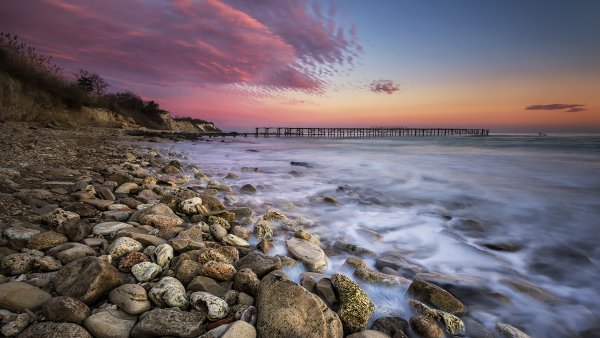 Каменистый морской берег