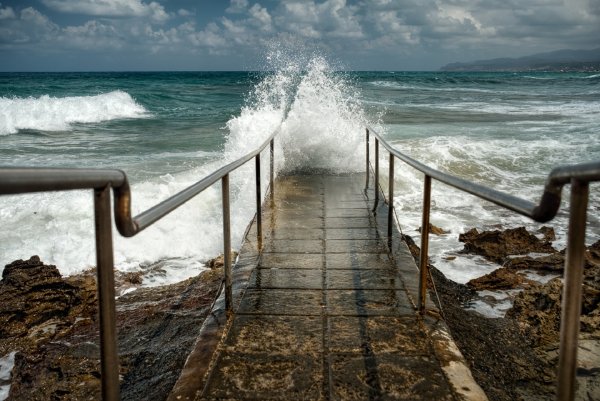 Лестница в море