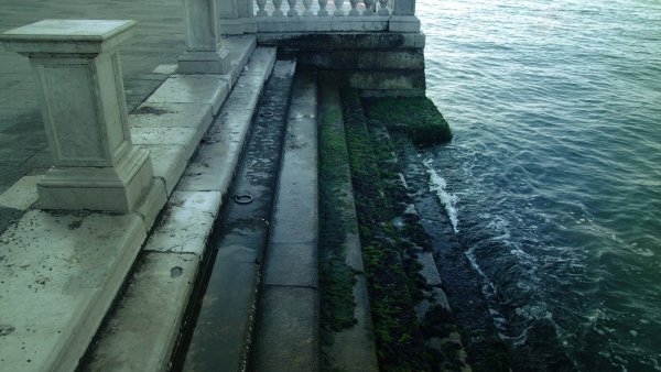 Лестница уходящая в воду