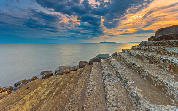 Каменные ступени к морю