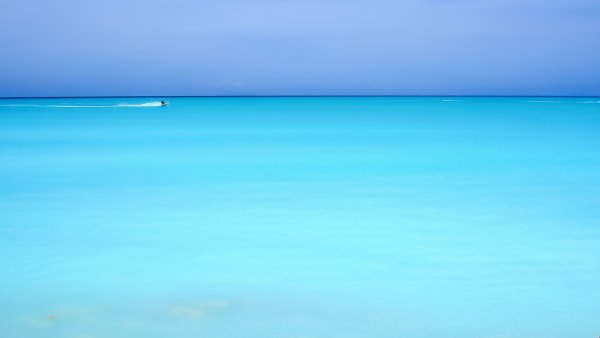 Голубое море