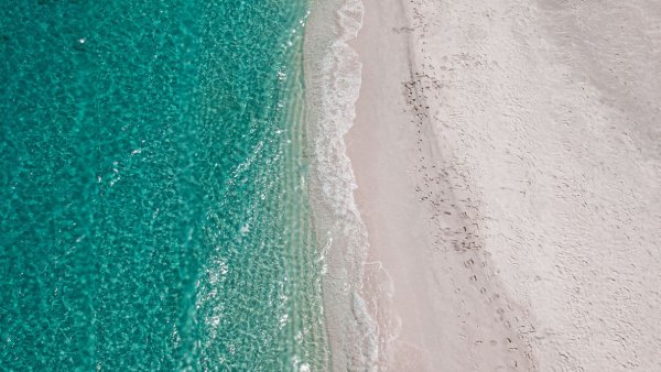 Голубая прозрачная вода