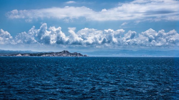 Горы на горизонте моря