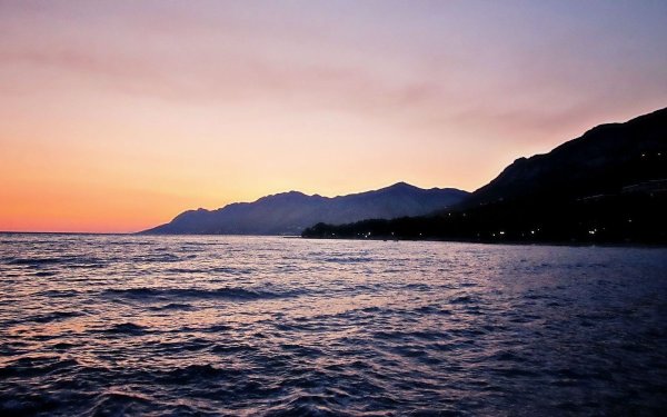 Горы вдалеке за морем