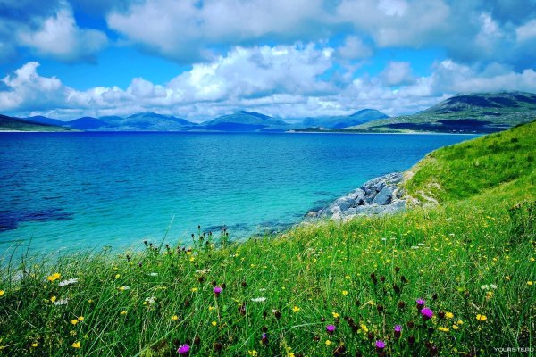 Горы на горизонте моря