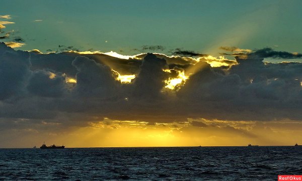 Девушка на закате у моря