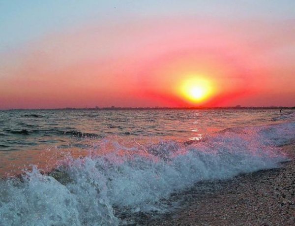 Закат на черном море у дороги