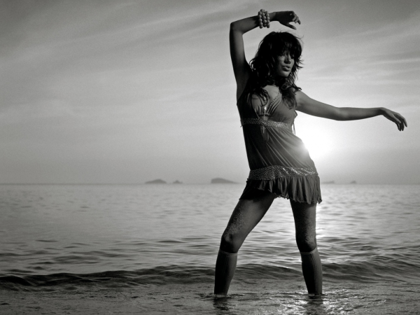 Девушка кружится в платье