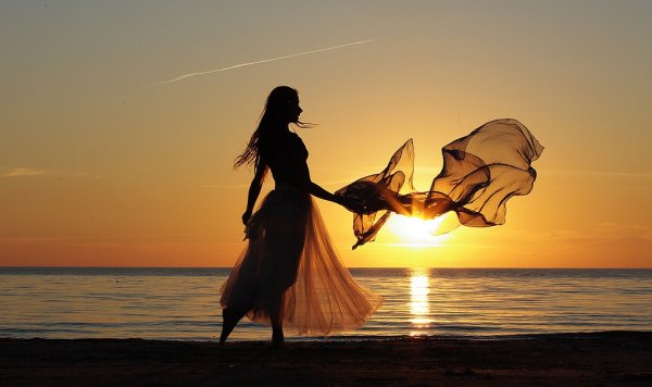 Девушка танцует на закате