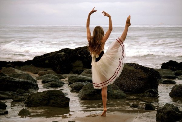 Танцующая девушка у моря