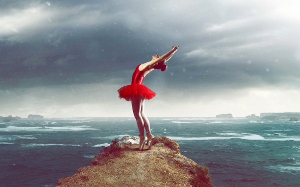 Девушка в синем платье у моря