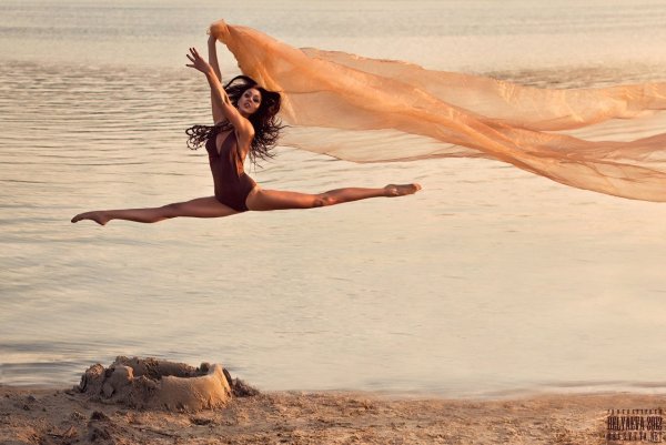 Танцующая девушка у моря