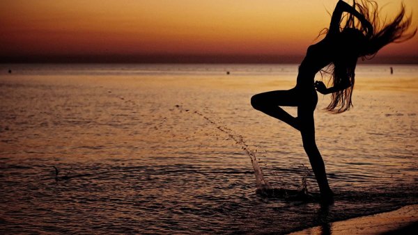 Пара танцует