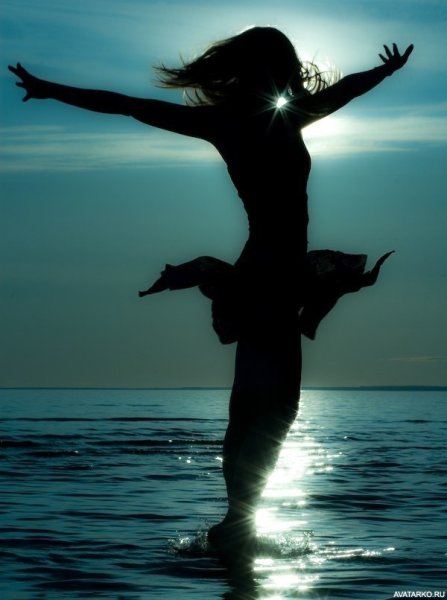 Танцующая девушка на берегу моря