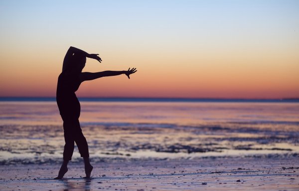 Танцующая женщина на закате