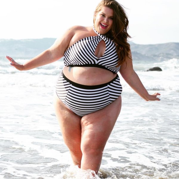 Толстые подружки в купальниках