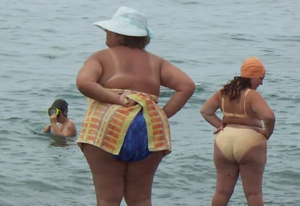 Полные женщины на пляже