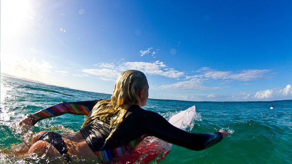 Блондинка на серфинге