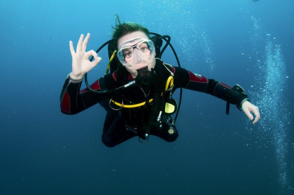 Водолаз под водой