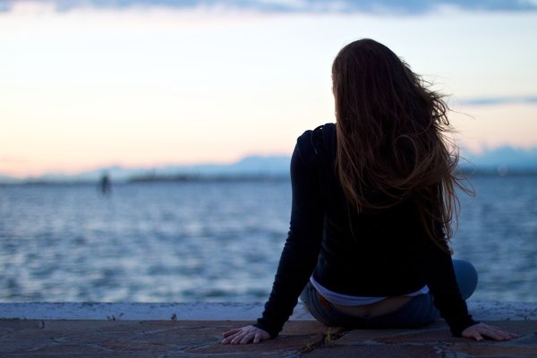 Блондинка на море со спины