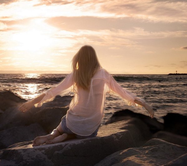 Девушка с видом на море