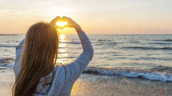 Девушка на море со спины